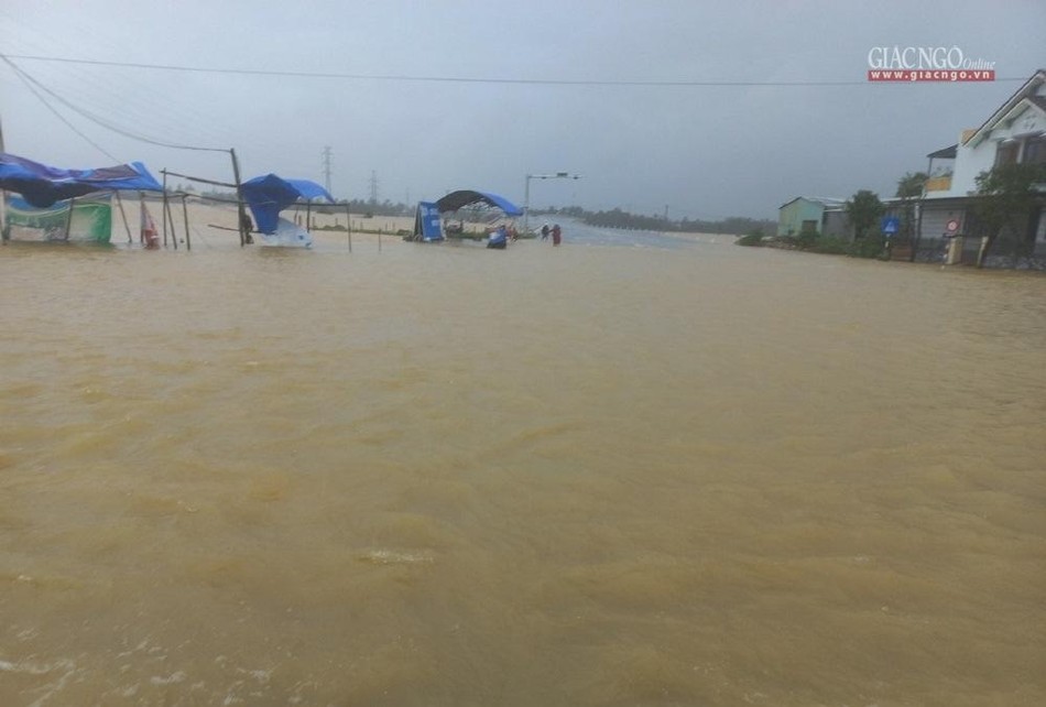 Mưa lớn kéo từ tối 22-10 đến trưa 23-10 khiến nhiều nơi ở vùng trũng Quảng Nam ngập sâu. Các đoạn đường liên huyện, liên xã các địa phương như TP Tam Kỳ, huyện Phú Ninh, Thăng Bình, Núi Thành (Quảng Nam) ngập sâu và chia cắt Mưa lớn kéo từ tối 22-10 đến trưa 23-10 khiến nhiều nơi ở vùng trũng Quảng Nam ngập sâu. Các đoạn đường liên huyện, liên xã các địa phương như TP Tam Kỳ, huyện Phú Ninh, Thăng Bình, Núi Thành (Quảng Nam) ngập sâu và chia cắt