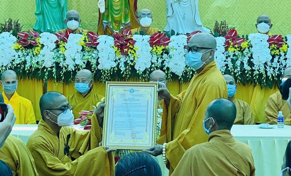 Hòa thượng Thích Lệ Linh trao quyết định bổ nhiệm trụ trì chùa Tân Phước đến Đại đức Thích Quang Bình Hòa thượng Thích Lệ Linh trao quyết định bổ nhiệm trụ trì chùa Tân Phước đến Đại đức Thích Quang Bình