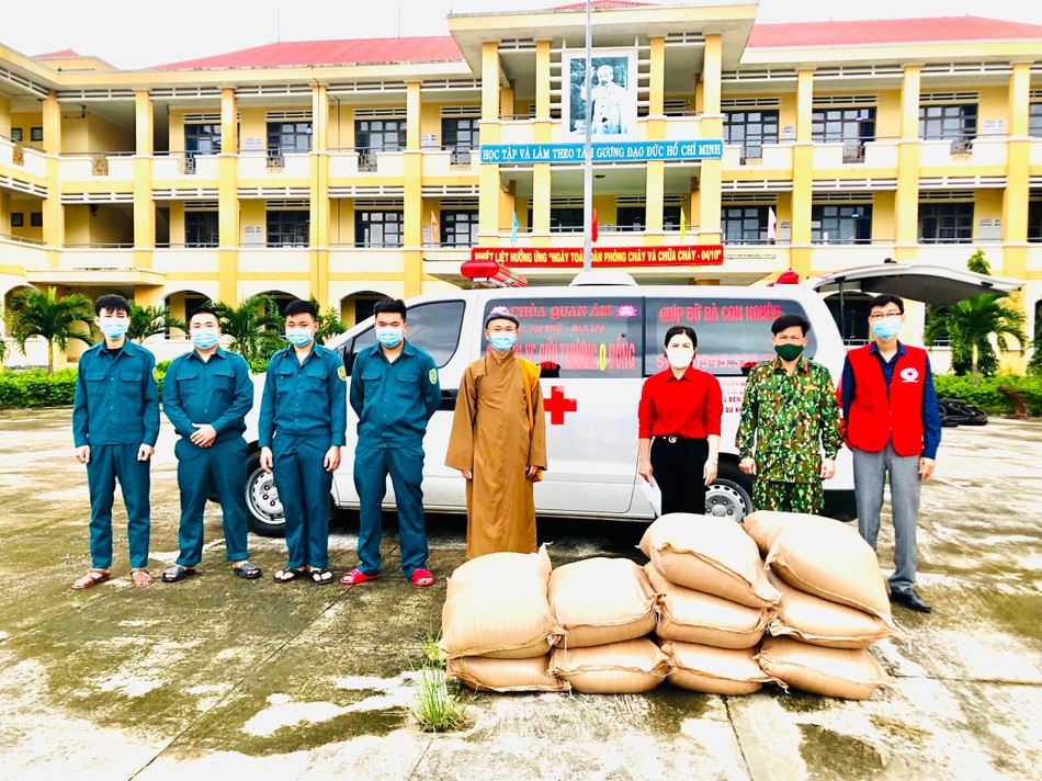 Đại đức Thích Quang Dũng hỗ trợ 5 tấn gạo đến các khu cách ly phòng Covid-19 Đại đức Thích Quang Dũng hỗ trợ 5 tấn gạo đến các khu cách ly phòng Covid-19