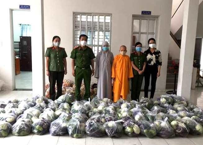 Quà được tặng đến đến 3 phường và các khu cách ly