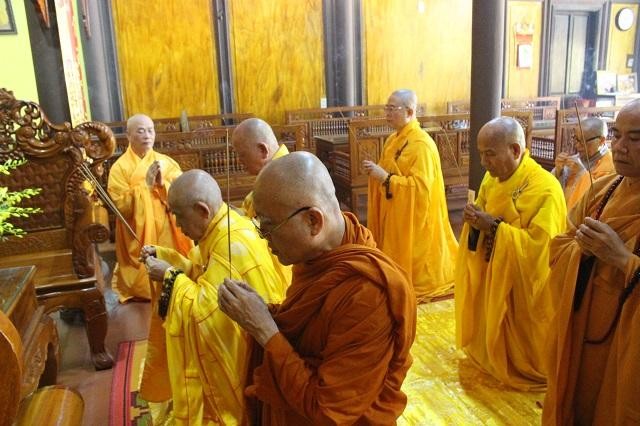 Đoàn Hòa thượng Thích Đức Thanh thành kính dâng hương tưởng niệm chư vị Trưởng lão Hòa thượng, tri ân công đức to lớn đối với Đạo pháp và Dân tộc Đoàn Hòa thượng Thích Đức Thanh thành kính dâng hương tưởng niệm chư vị Trưởng lão Hòa thượng, tri ân công đức to lớn đối với Đạo pháp và Dân tộc