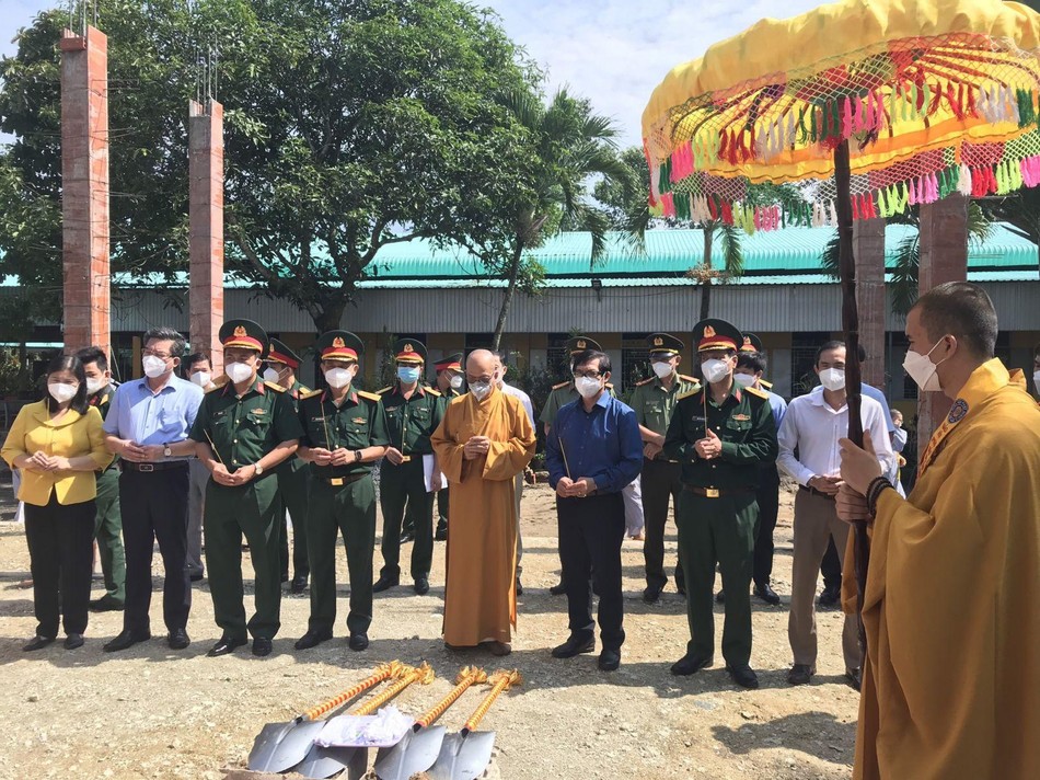 Chư tôn đức và đại diện Bộ Tư lệnh Quân khu 7 niêm hương cầu nguyện Chư tôn đức và đại diện Bộ Tư lệnh Quân khu 7 niêm hương cầu nguyện