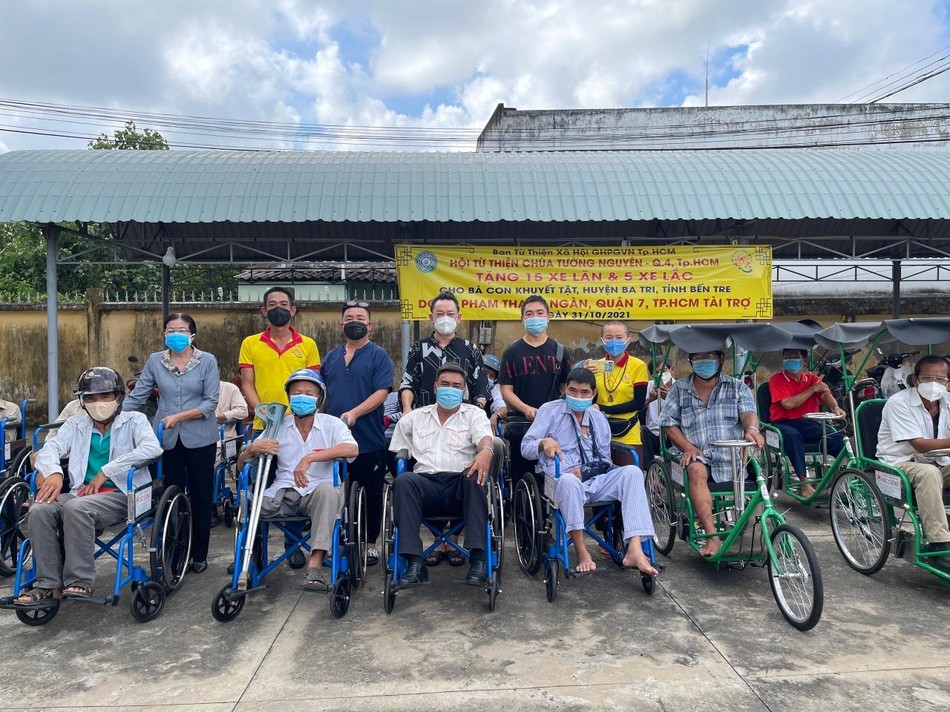 Tặng 20 xe lăn, xe lắc và tiền mặt hỗ trợ bà con khuyết tật khó khăn tại huyện Ba Tri - Ảnh: TN Tặng 20 xe lăn, xe lắc và tiền mặt hỗ trợ bà con khuyết tật khó khăn tại huyện Ba Tri - Ảnh: TN