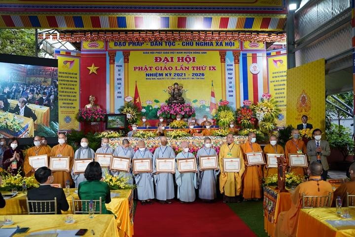 Chư Tăng Ni nhận Bằng khen vì những đóng góp tích cực cho huyện nhà Chư Tăng Ni nhận Bằng khen vì những đóng góp tích cực cho huyện nhà