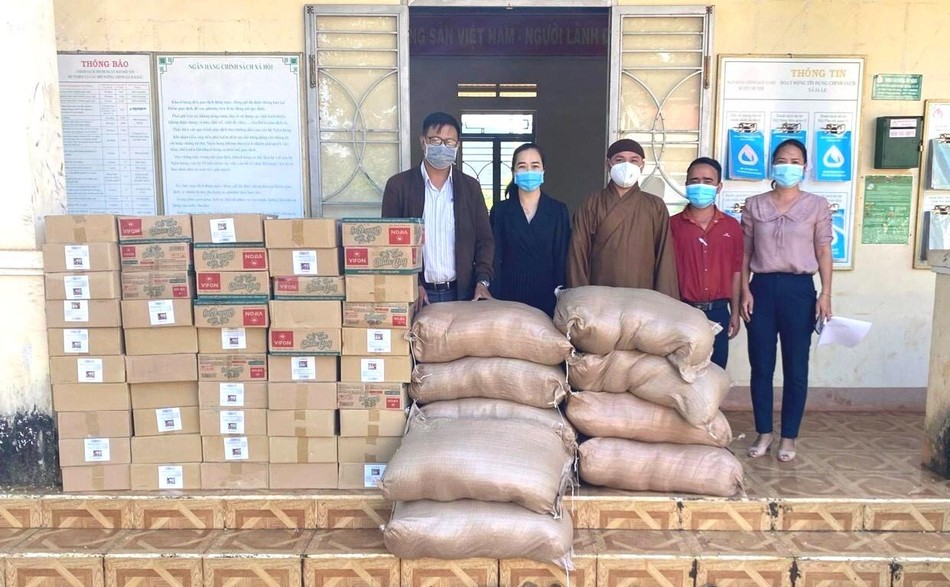 Đại đức Thích Đức Chánh thăm và tặng quà đến bà con có hoàn cảnh khó khăn đang cách ly Đại đức Thích Đức Chánh thăm và tặng quà đến bà con có hoàn cảnh khó khăn đang cách ly