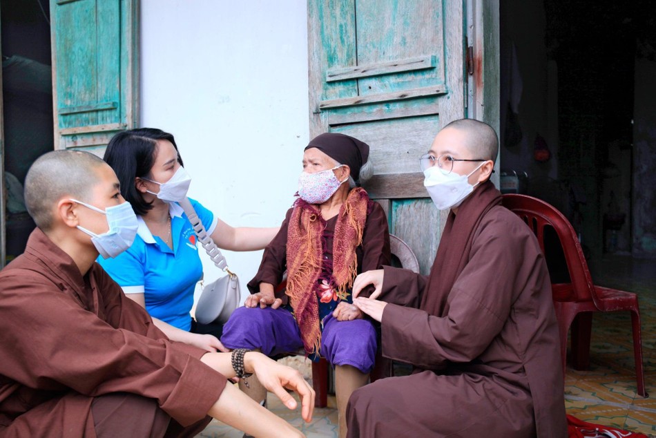 Các sư cô và thành viên đoàn chia sẻ, động viện các cụ ở trại phong Chí Linh Các sư cô và thành viên đoàn chia sẻ, động viện các cụ ở trại phong Chí Linh