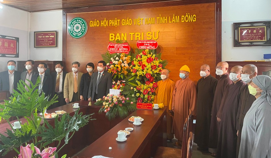 Đoàn đại diện cho Tỉnh ủy, HĐND, UBND, UBMTTQVN tỉnh do ông Trần Đình Văn, Phó Bí thư Thường trực Tỉnh ủy chúc mừng Kỷ niệm 40 năm thành lập GHPGVN Đoàn đại diện cho Tỉnh ủy, HĐND, UBND, UBMTTQVN tỉnh do ông Trần Đình Văn, Phó Bí thư Thường trực Tỉnh ủy chúc mừng Kỷ niệm 40 năm thành lập GHPGVN