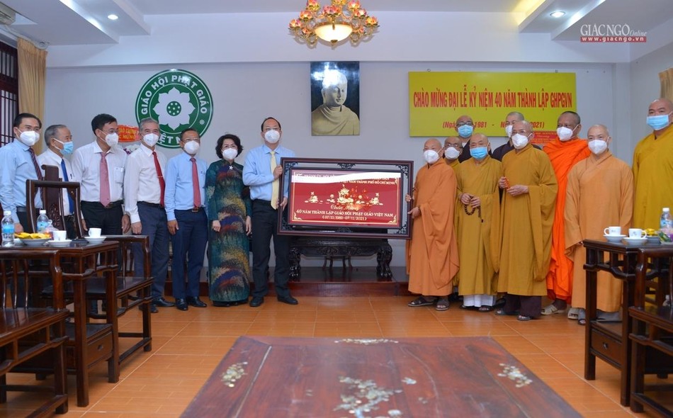 Phó Bí thư Thành ủy Nguyễn Hồ Hải trao khánh vàng ghi nhận những đóng góp to lớn của GHPGVN trên hành trình 40 năm đồng hành cùng dân tộc