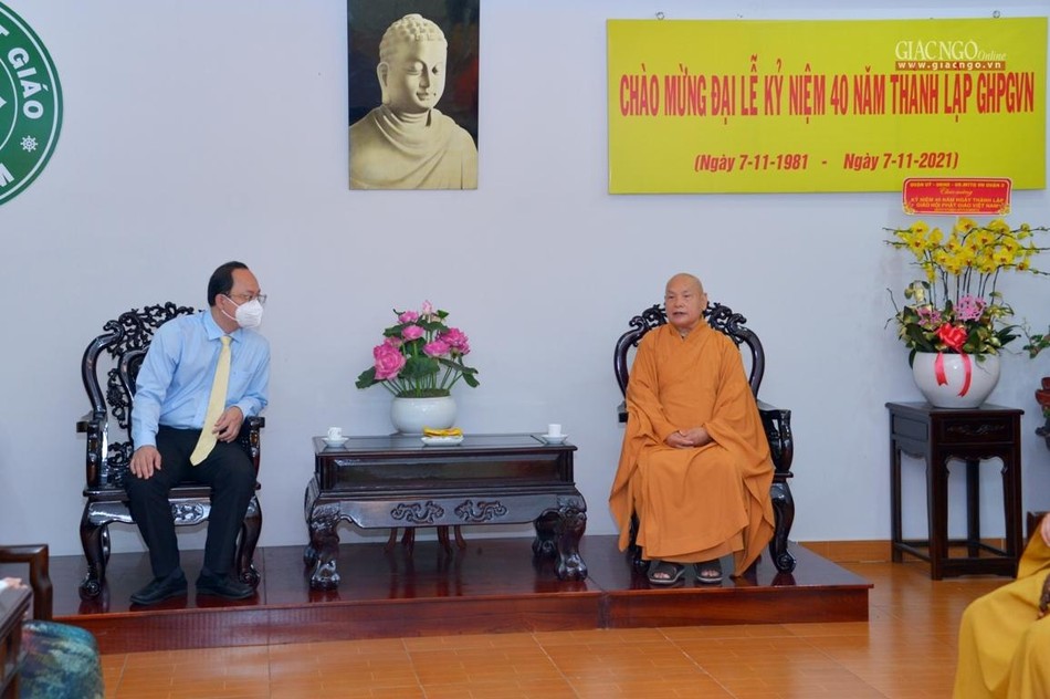 Phó Bí thư Thành ủy Nguyễn Hồ Hải kính chúc sức khỏe đến Hòa thượng Chủ tịch Hội đồng Trị sự GHPGVN, chúc mừng nhân Kỷ niệm 40 năm thành lập GHPGVN
