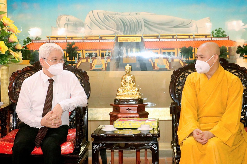 Ông Nguyễn Văn Lợi và Hòa thượng Thích Huệ Thông tại buổi gặp tại chùa Hội Khánh