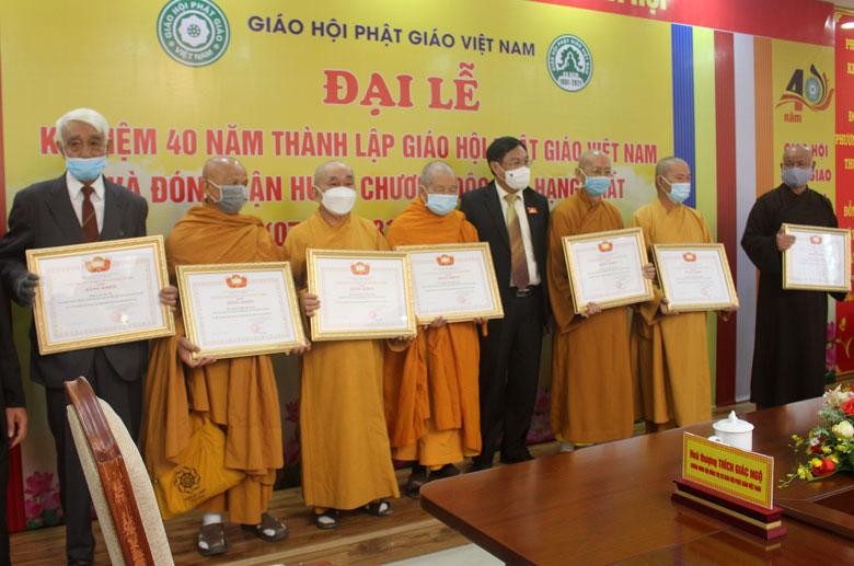 Chư tôn đức Ban Trị sự Phật giáo tỉnh nhận Bằng khen Chư tôn đức Ban Trị sự Phật giáo tỉnh nhận Bằng khen