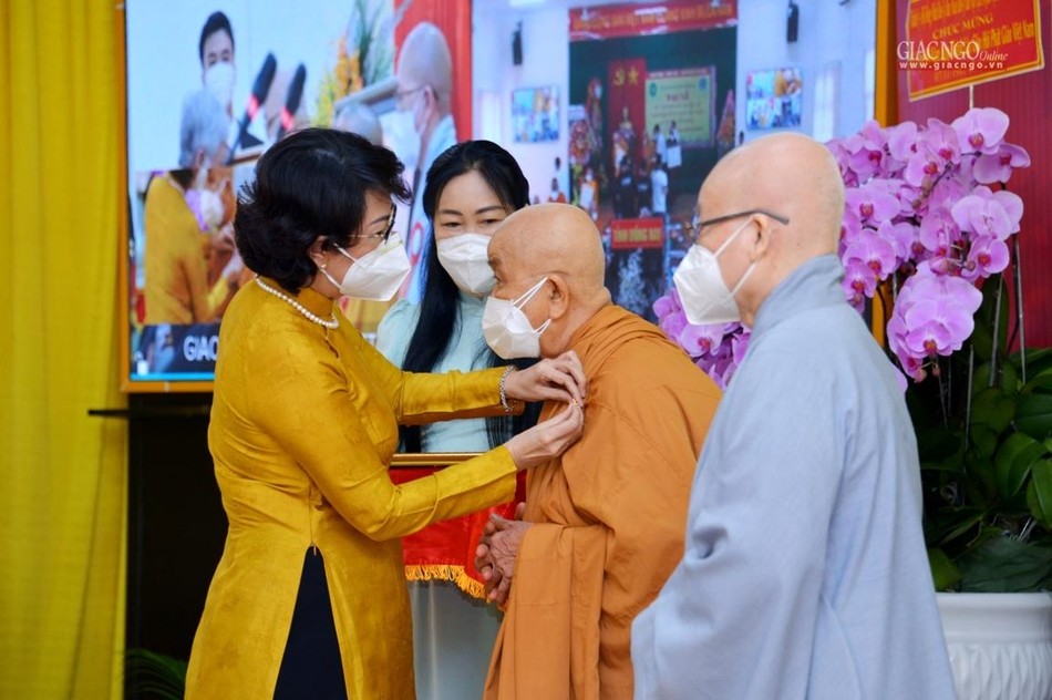 Bà Tô Thị Bích Châu trao Huân chương Đại đoàn kết Dân tộc của Ủy ban TƯMTTQVN đến chư Ni Phân ban Ni giới Trung ương Bà Tô Thị Bích Châu trao Huân chương Đại đoàn kết Dân tộc của Ủy ban TƯMTTQVN đến chư Ni Phân ban Ni giới Trung ương