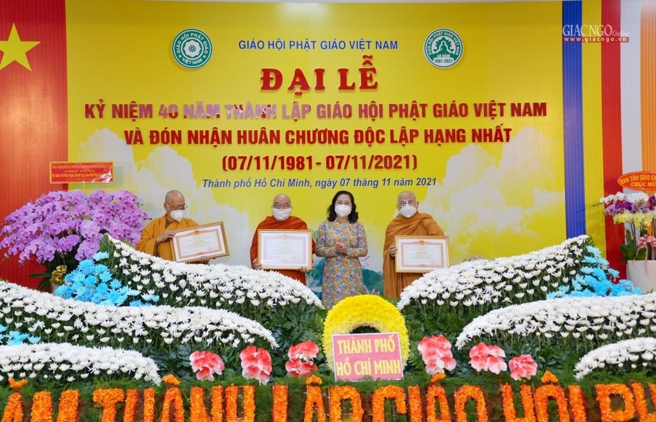 Chư tôn đức Hội đồng Trị sự nhận Bằng khen của Thủ tướng Chính phủ Chư tôn đức Hội đồng Trị sự nhận Bằng khen của Thủ tướng Chính phủ