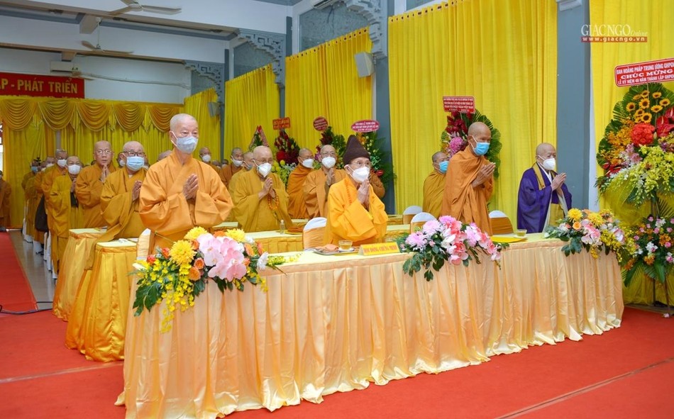 Chư tôn đức giáo phẩm Hội đồng Chứng minh, Hội đồng Trị sự trong nghi thức chào Quốc kỳ, Đạo kỳ và nhập từ bi quán Chư tôn đức giáo phẩm Hội đồng Chứng minh, Hội đồng Trị sự trong nghi thức chào Quốc kỳ, Đạo kỳ và nhập từ bi quán