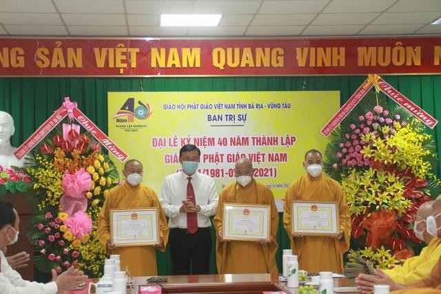 Chư tôn đức Ban Trị sự nhận Bằng khen của lãnh đạo tỉnh Bà Rịa - Vũng Tàu Chư tôn đức Ban Trị sự nhận Bằng khen của lãnh đạo tỉnh Bà Rịa - Vũng Tàu