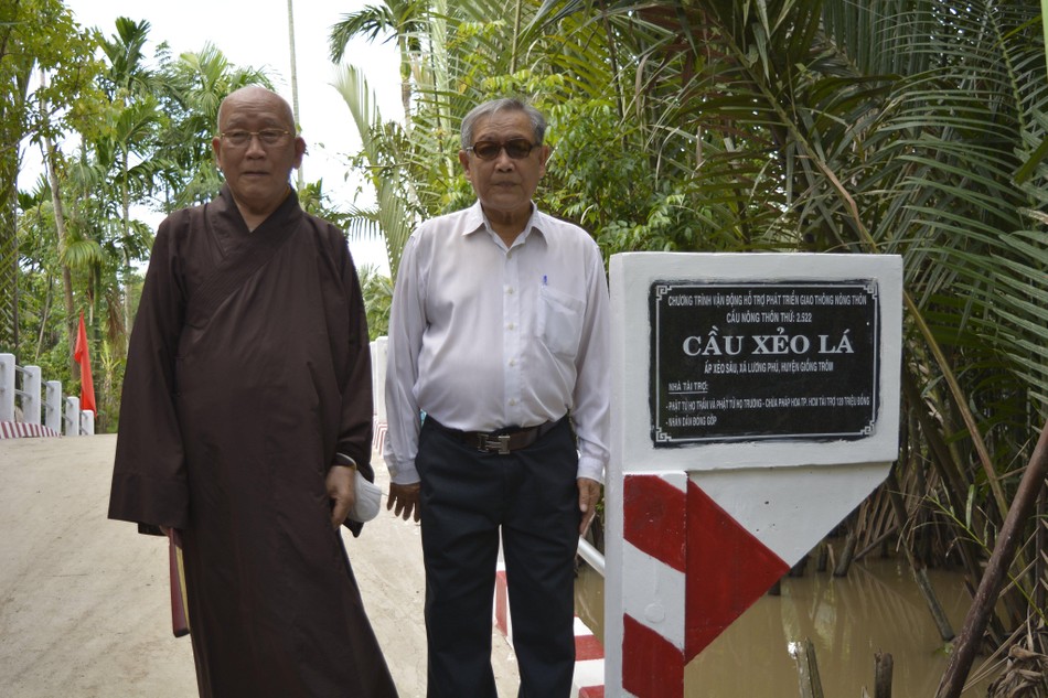 Hòa thượng Thích Như Niệm và ông Trịnh Văn Y, Anh hùng Lao động trong thời kỳ đổi mới, Chủ tịch Hội Khoa học Kỹ thuật Cầu đường tỉnh Bến Tre Hòa thượng Thích Như Niệm và ông Trịnh Văn Y, Anh hùng Lao động trong thời kỳ đổi mới, Chủ tịch Hội Khoa học Kỹ thuật Cầu đường tỉnh Bến Tre