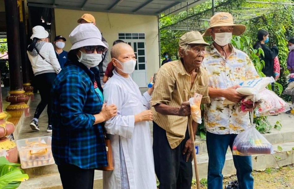 Sư cô Thích nữ Diệu Ánh trao quà đến những hộ đồng bào dân tộc nghèo Sư cô Thích nữ Diệu Ánh trao quà đến những hộ đồng bào dân tộc nghèo