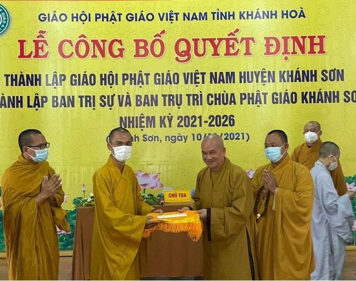 Hòa thượng Thích Minh Thông trao con dấu đến Đại đức Thích Thanh Tri