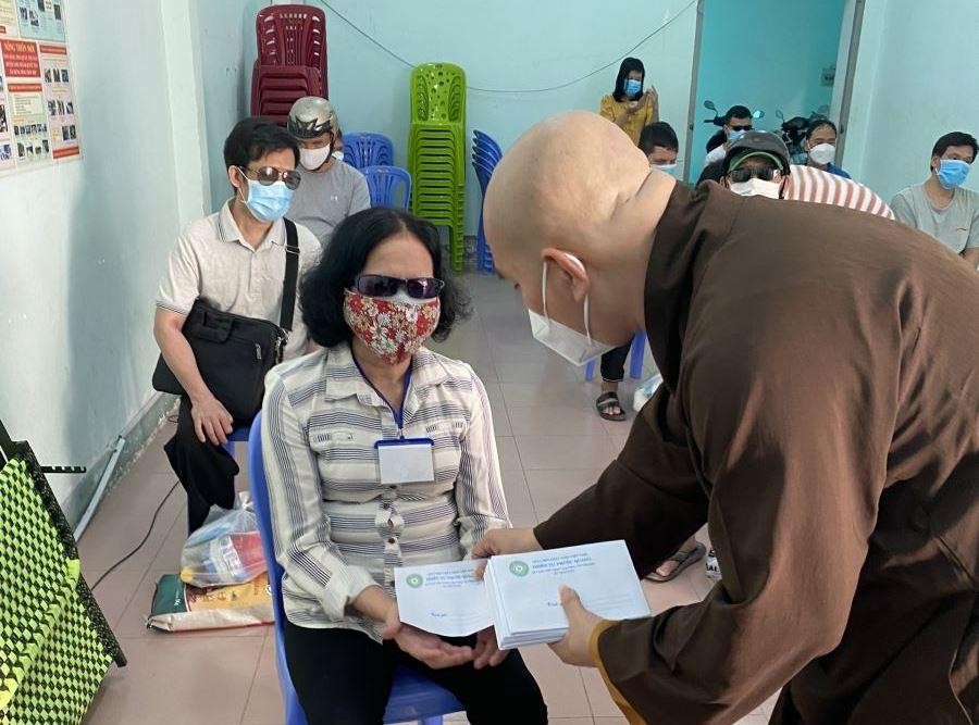 Trao quà đến hội viên Hội Người mù tại huyện Long Thành Trao quà đến hội viên Hội Người mù tại huyện Long Thành