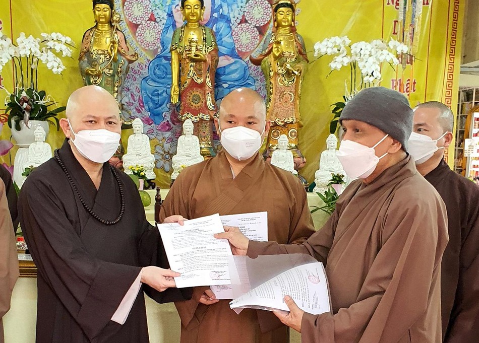 Hòa thượng Thích Hạnh Ngộ trao quyết định đến Thượng tọa Thích Minh Bảo, Trưởng ban Trị sự quân 4 và Thượng tọa Thích Thị Trụ, Phó Thường trực Ban Trị sự quận Hòa thượng Thích Hạnh Ngộ trao quyết định đến Thượng tọa Thích Minh Bảo, Trưởng ban Trị sự quân 4 và Thượng tọa Thích Thị Trụ, Phó Thường trực Ban Trị sự quận