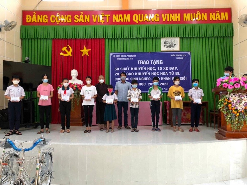 Quỹ Khuyến học Hoa Từ Bi trao học bổng cho học sinh Quỹ Khuyến học Hoa Từ Bi trao học bổng cho học sinh