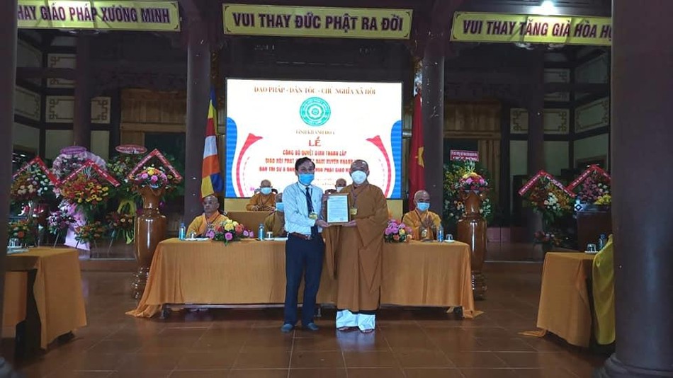 Ông Nguyễn Hữu Dinh trao quyết định của UBND tỉnh về việc thành lập GHPGVN huyện Khánh Vĩnh đến đại diện Ban Trị sự Phật giáo tỉnh Ông Nguyễn Hữu Dinh trao quyết định của UBND tỉnh về việc thành lập GHPGVN huyện Khánh Vĩnh đến đại diện Ban Trị sự Phật giáo tỉnh