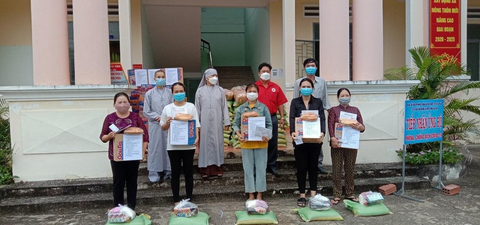 Trao quà đến đại diện các gia đình Trao quà đến đại diện các gia đình