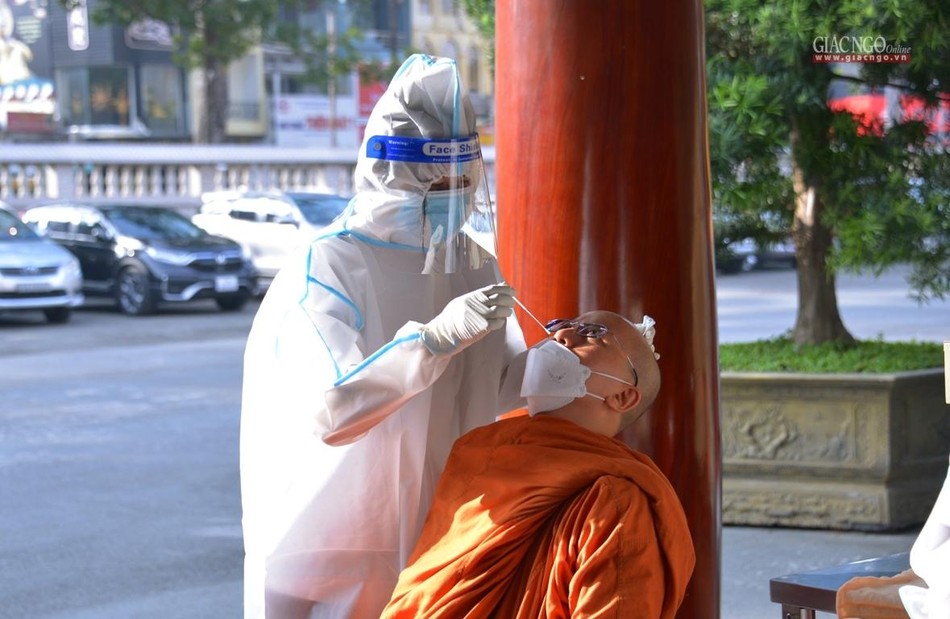 Trước khi vào họp, chư tôn đức phải test nhanh Covid-19 Trước khi vào họp, chư tôn đức phải test nhanh Covid-19