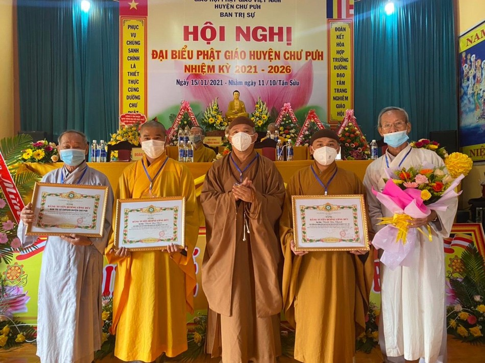 Chư Tăng, Phật tử huyện nhận Bằng tuyên dương công đức của Ban Trị sự Phật giáo tỉnh Gia Lai