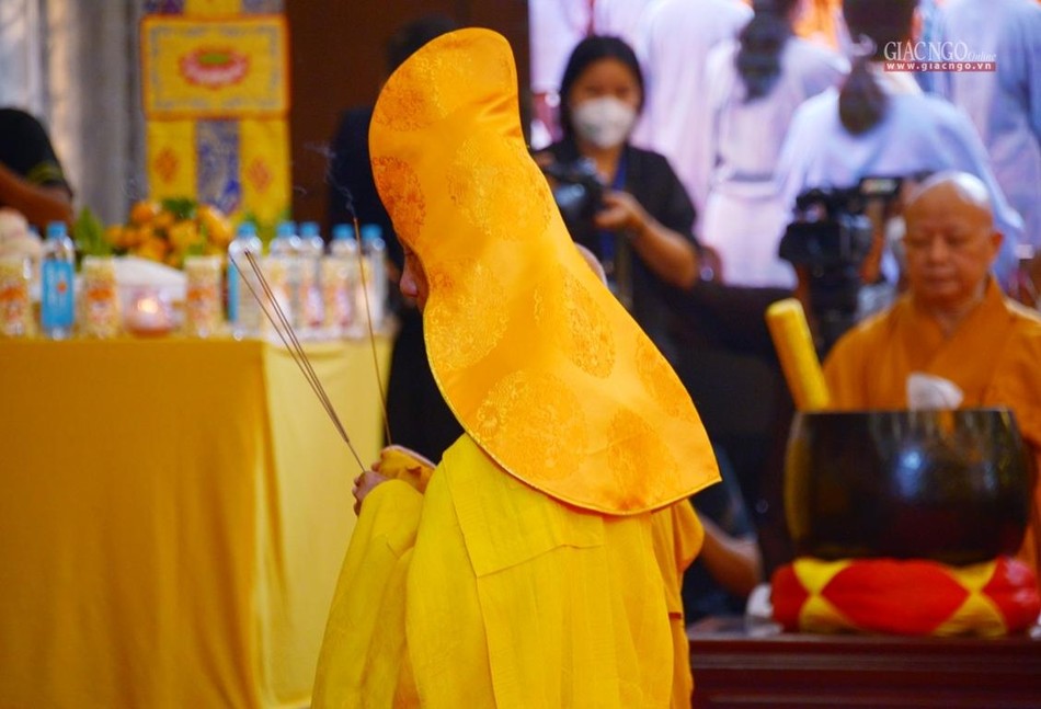 Trưởng lão Hòa thượng niệm hương cầu nguyện Trưởng lão Hòa thượng niệm hương cầu nguyện