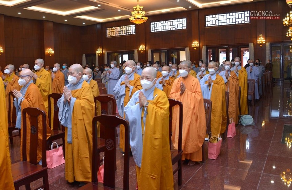Chư tôn đức Ni cầu nguyện Chư tôn đức Ni cầu nguyện