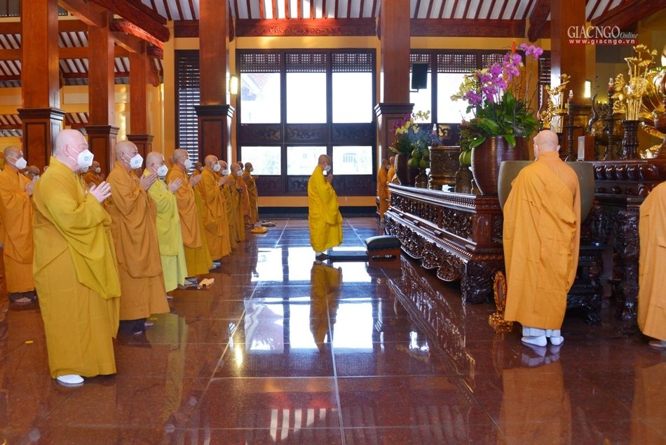 Theo thông lệ, Phật giáo TP.HCM duy trì lễ bố-tát vào ngày 14 Âm lịch hàng tháng, trong mùa an cư bố-tát 2 kỳ trong tháng