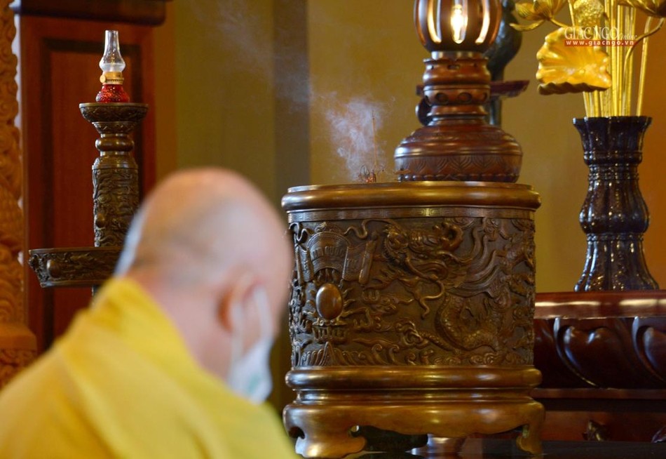 Như luật Phật chế định, mỗi tháng hai kỳ, chư Tỳ-kheo tụ họp lại tại một trú xứ thực hiện nghi thức bố-tát