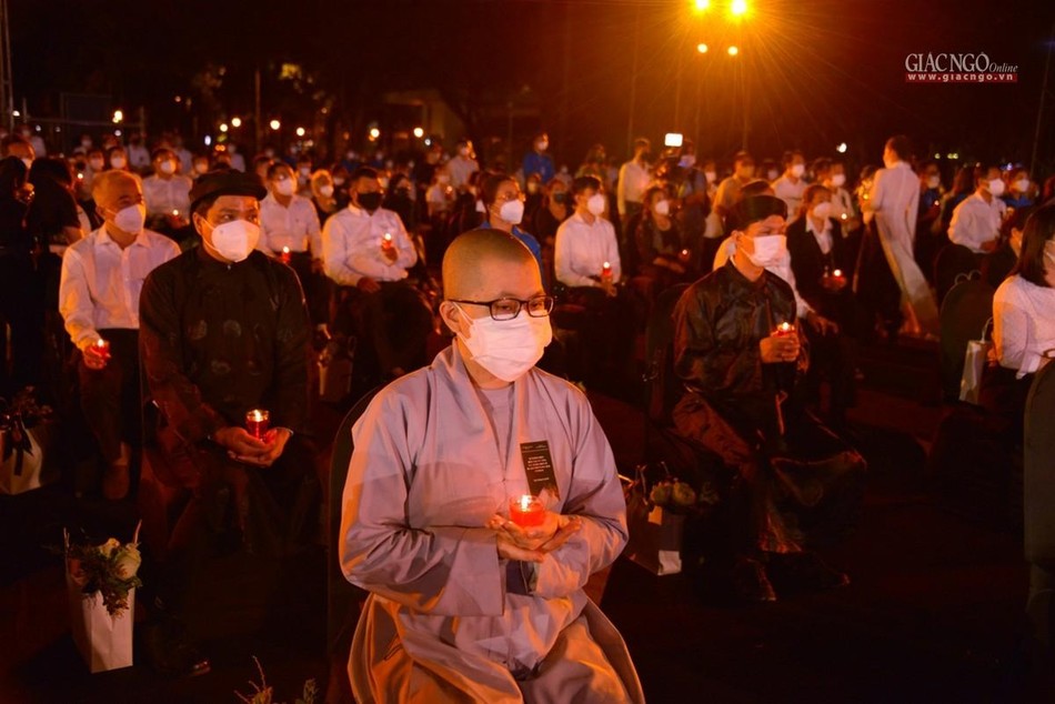 Thắp nến tưởng niệm đồng bào, chiến sĩ tử vong trong đại dịch Thắp nến tưởng niệm đồng bào, chiến sĩ tử vong trong đại dịch