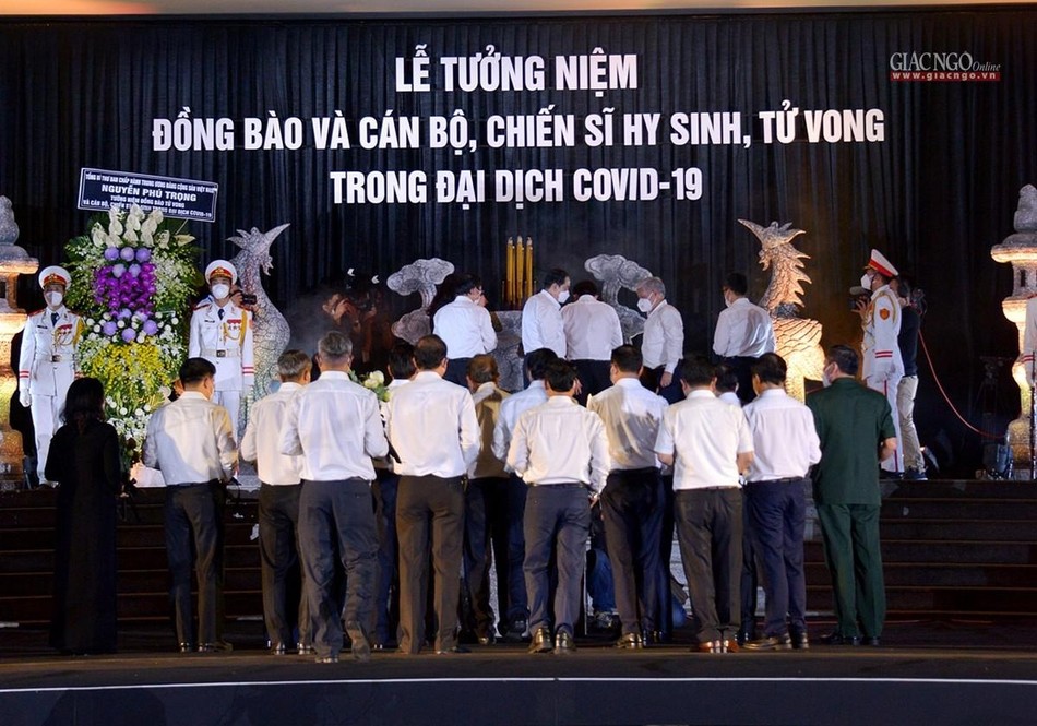 Đại diện Đảng, Nhà nước, Bộ, ngành trung ương, Thành ủy TP.HCM thực hiện nghi thức tưởng niệm Đại diện Đảng, Nhà nước, Bộ, ngành trung ương, Thành ủy TP.HCM thực hiện nghi thức tưởng niệm