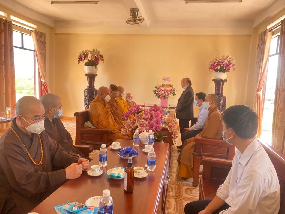 Lãnh đạo Sở Nội vụ chúc mừng chư tôn đức Ban Giám hiệu Trường Trung cấp Phật học tỉnh Lãnh đạo Sở Nội vụ chúc mừng chư tôn đức Ban Giám hiệu Trường Trung cấp Phật học tỉnh