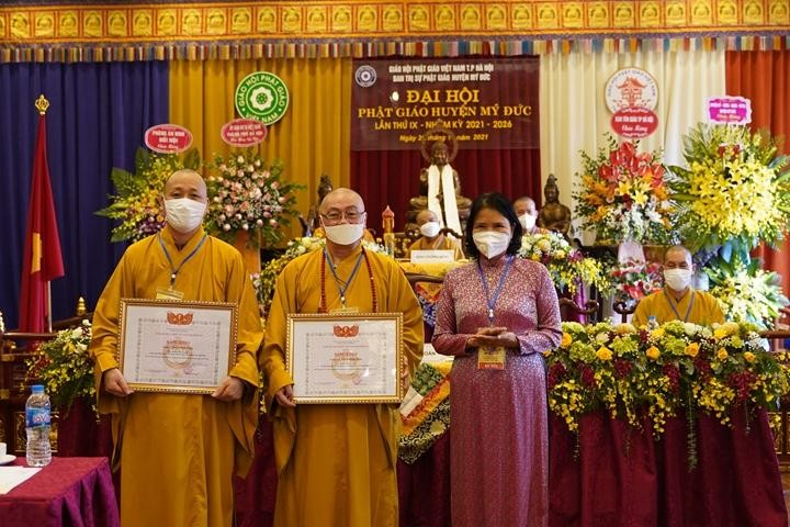 Chư tôn đức nhận Bằng khen của Ủy ban MTTQVN TP.Hà Nội Chư tôn đức nhận Bằng khen của Ủy ban MTTQVN TP.Hà Nội