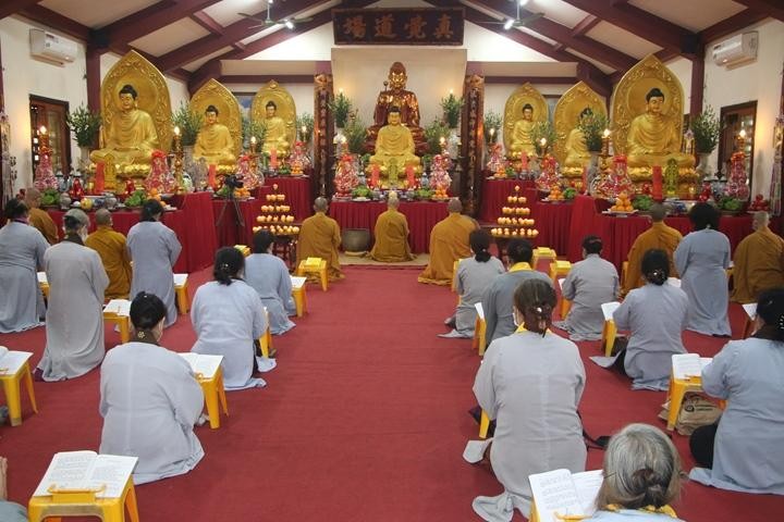 Phật tử trì tụng kinh Dược sư cầu nguyện quốc thới dân an Phật tử trì tụng kinh Dược sư cầu nguyện quốc thới dân an