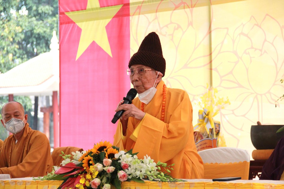 Trưởng lão Hòa thượng Thích Đức Nghiệp ban đạo từ Trưởng lão Hòa thượng Thích Đức Nghiệp ban đạo từ