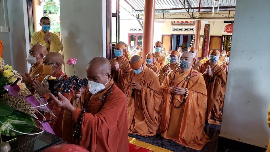 Chư tôn đức niêm hương tưởng niệm Tiểu tường Hòa thượng Thích Ngộ Tánh