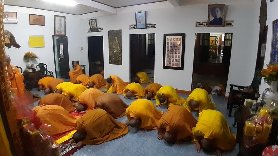 Môn đồ pháp quyến đảnh lễ Giác linh Hòa thượng