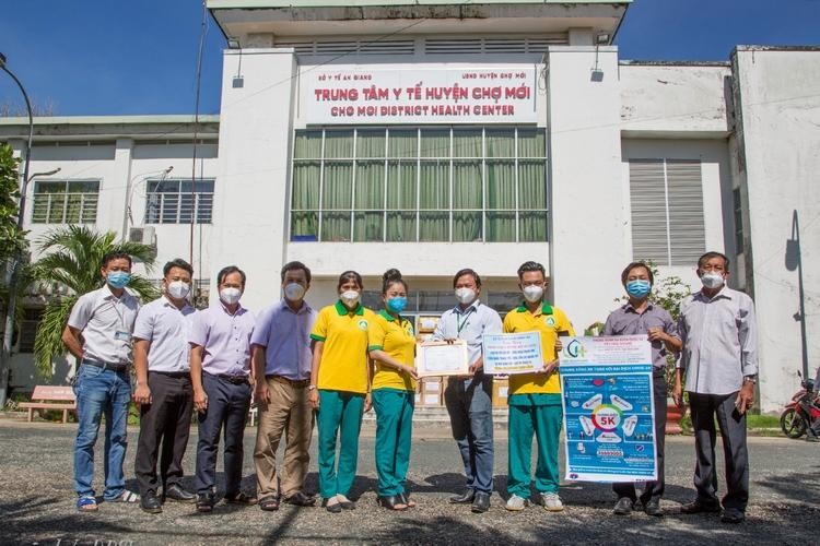 Đại diện tu viện Tường Vân nhận thư ghi nhận, cảm ơn của đại diện Trung tâm Y tế huyện Chợ Mới Đại diện tu viện Tường Vân nhận thư ghi nhận, cảm ơn của đại diện Trung tâm Y tế huyện Chợ Mới