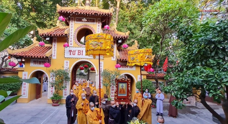 Môn đồ pháp quyến cung rước di ảnh Đức Đệ tam Pháp chủ quang lâm chùa Quán Sứ - Trụ sở Trung ương Giáo hội Môn đồ pháp quyến cung rước di ảnh Đức Đệ tam Pháp chủ quang lâm chùa Quán Sứ - Trụ sở Trung ương Giáo hội