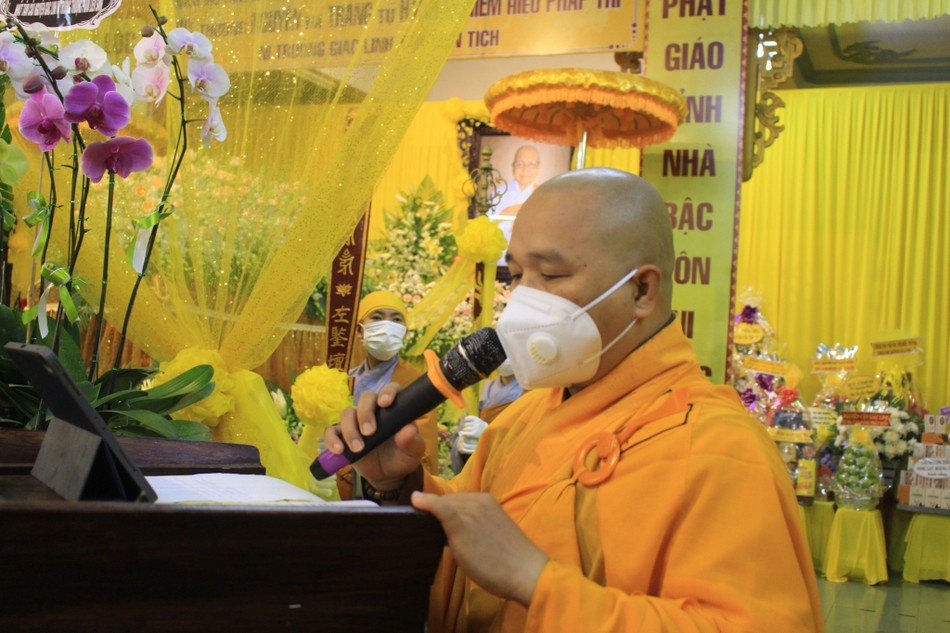 Thượng tọa Thích Thị Tấn tuyên đọc tiểu sử Ni trưởng