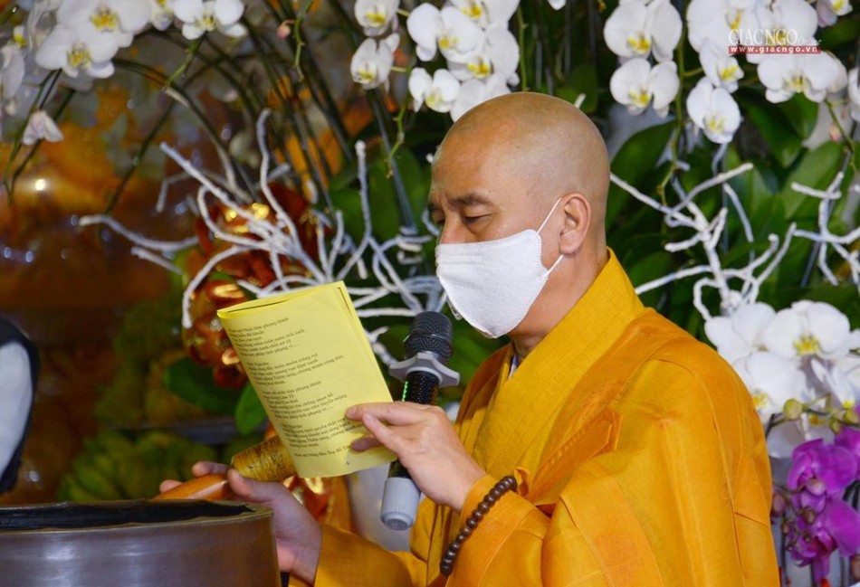 Thượng tọa Thích Quảng Chơn trong nghi thức cung tiến Giác linh Thượng tọa Thích Quảng Chơn trong nghi thức cung tiến Giác linh
