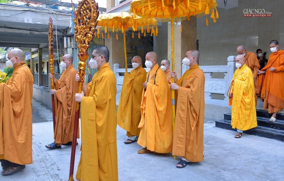 Cung thỉnh chư tôn đức lên lễ đường, tại chánh điện tổ đình Vĩnh Nghiêm Cung thỉnh chư tôn đức lên lễ đường, tại chánh điện tổ đình Vĩnh Nghiêm