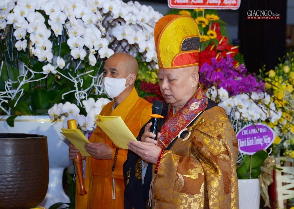 Hòa thượng Thích Lệ Trang thực hiện nghi thức cung tiến Giác linh Hòa thượng Thích Lệ Trang thực hiện nghi thức cung tiến Giác linh