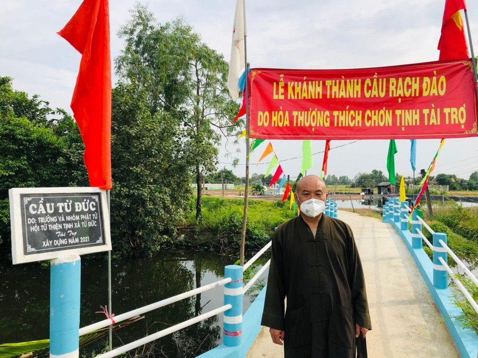 Hòa thượng Thích Chơn Tịnh bàn giao cầu nông thôn tại xã Long Hựu Đông - Ảnh: TQ