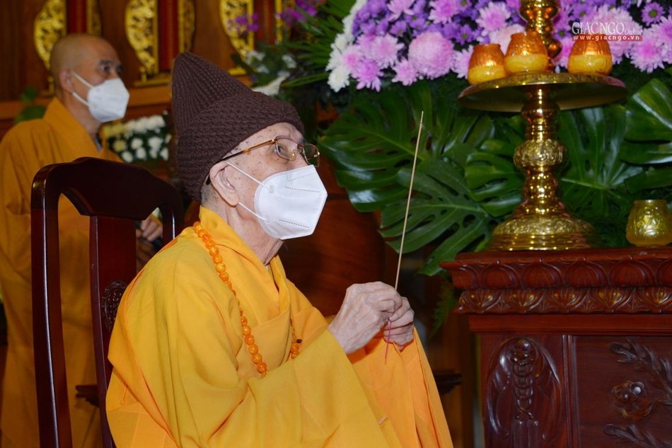 Trưởng lão Hòa thượng Thích Đức Nghiệp niêm hương tưởng niệm Trưởng lão Hòa thượng Thích Đức Nghiệp niêm hương tưởng niệm