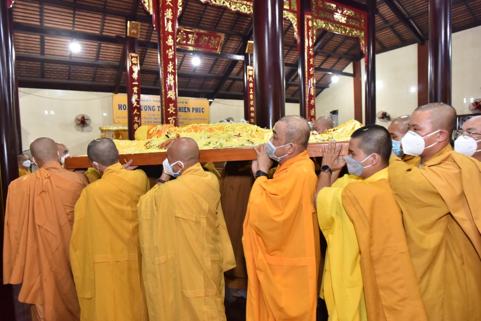 Môn đồ pháp quyến cung thỉnh nhục thân Hòa thượng đến Giác linh đường